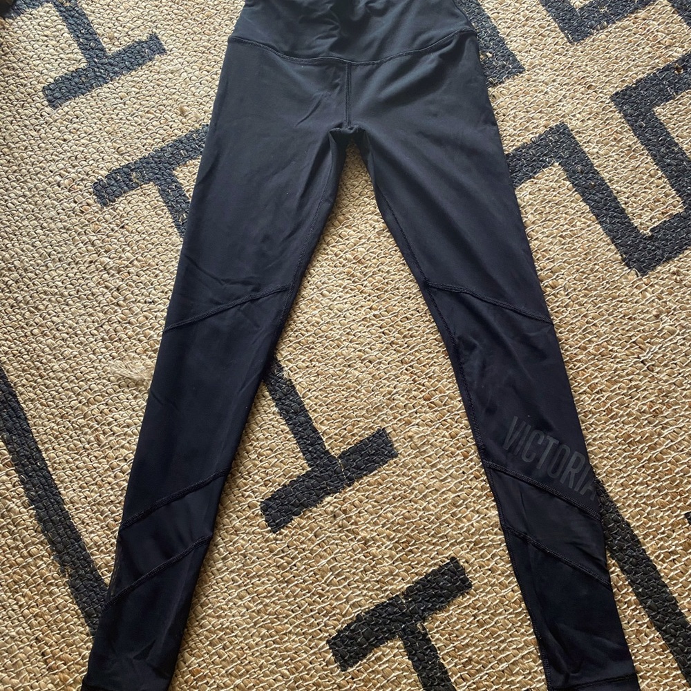 Like New. Victoria Secret Sport 7/8 Leggings. Black.